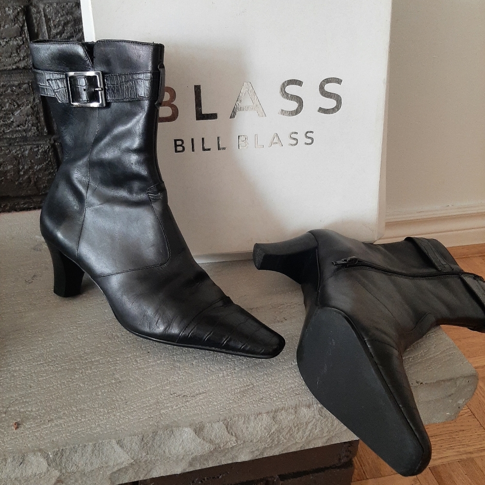 Beautiful LEATHER Bill Blass dress boots.